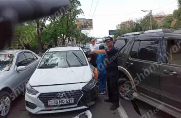 Երևանում 77-ամյա տատիկը Hyundai-ով բախվել է 2 Mercedes-ի, Chevrolet-ին, Honda-ին և Ford-ին